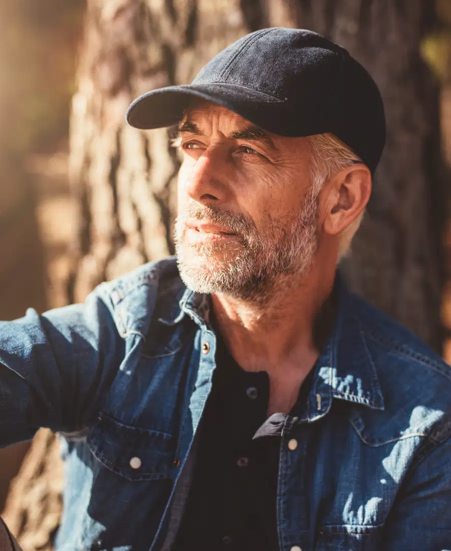 Homme mature pensif illustrant le Happiness Coaching d’A2 Conseil